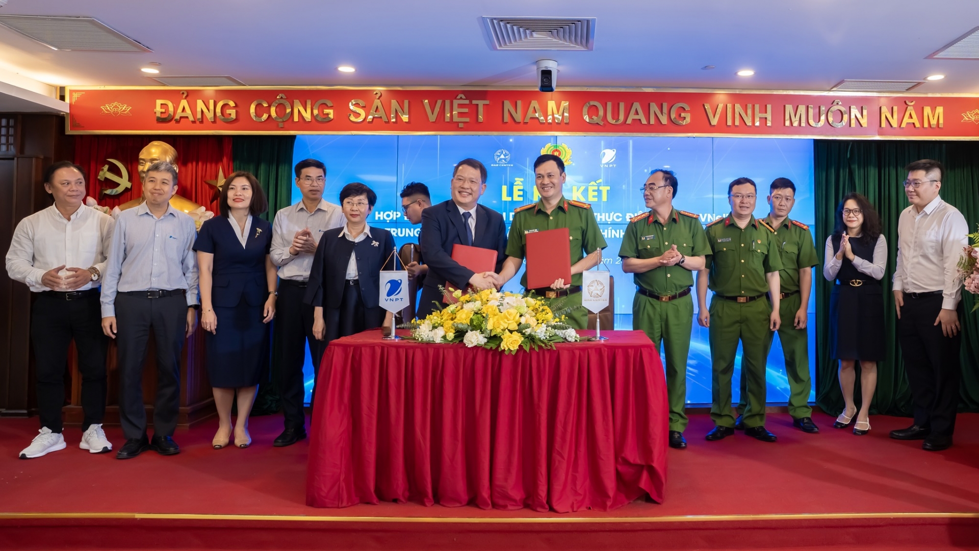 VNPT và Cục C06 ký kết hợp đồng xác thực điện tử: Tạo "lá chắn" công nghệ bảo vệ vững chắc cho người dân