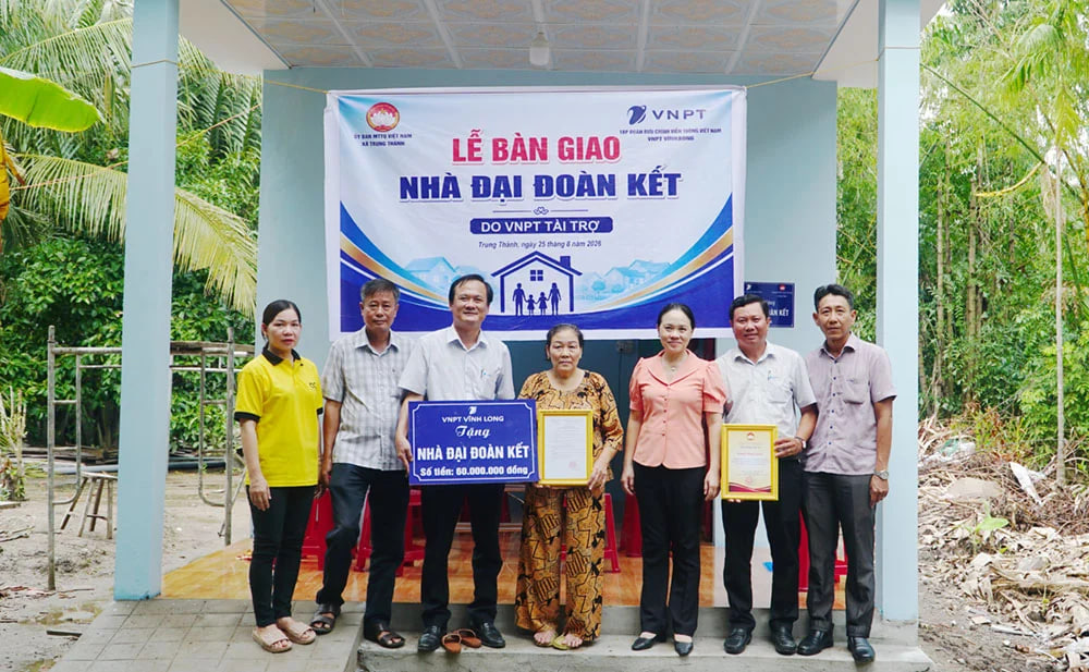 VNPT Vĩnh Long hỗ trợ 360 triệu đồng xây nhà đại đoàn kết