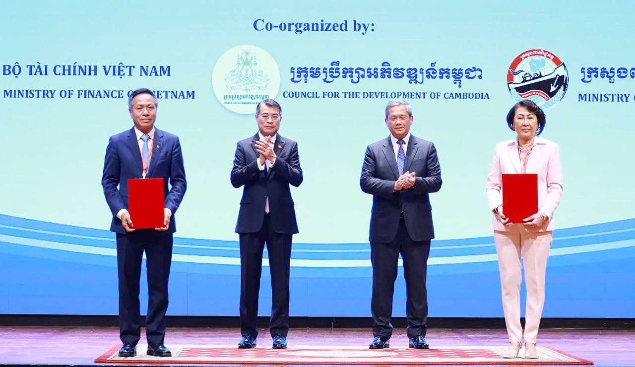 VNPT trao văn kiện hợp tác với đối tác Campuchia dưới sự chứng kiến Thủ tướng hai nước