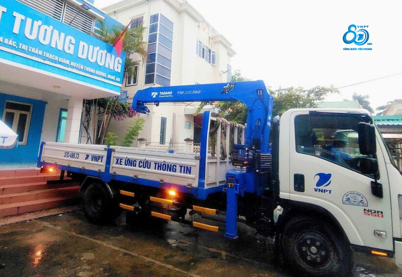 VNPT people "overcome floods, keep the waves" to support the transportation of necessities to people in flooded areas
