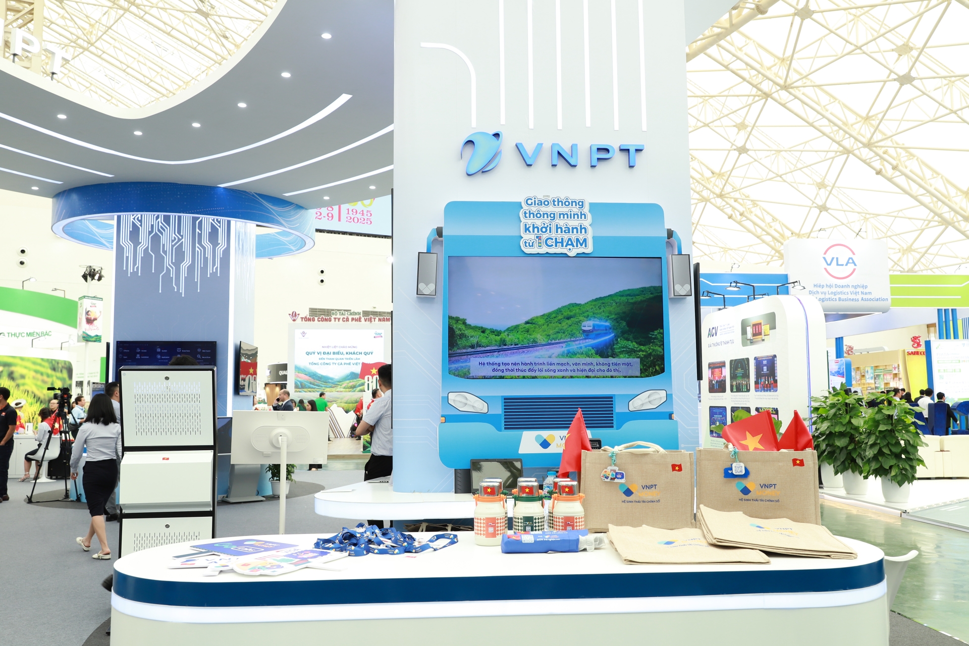 VNPT-Media completed the setup of equipment and products for the Exhibition of Socio-Economic Achievements at the Co Loa National Exhibition Center (Dong Anh, Hanoi)
