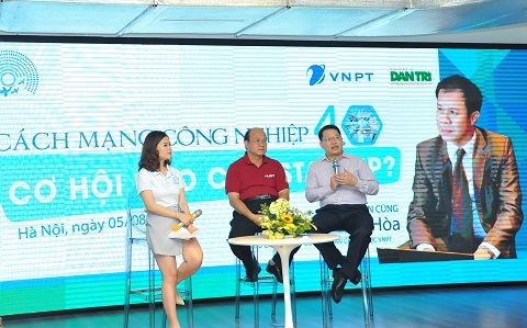 Ông Nguyễn Văn Tấn - Phó Tổng giám đốc VNPT-Media, Phó Trưởng ban tổ chức Giải thưởng Nhân tài Đất Việt 2017 (bên phải) và PGS.TS. Huỳnh Quyết Thắng - Phó Hiệu trưởng ĐH Bách khoa Hà Nội - Thành viên Ban giám khảo Giải thưởng Nhân tài Đất Việt lĩnh vực CNTT (bên trái) chia sẻ thông tin tại workshop. Ảnh: Chí Bằng.