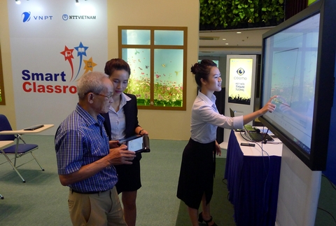 Tiến sĩ Mai Liêm Trực - nguyên Thứ trưởng Bộ Bưu chính Viễn thông trải nghiệm giải pháp Smart Edu và đánh giá cao nỗ lực của VNPT trong việc đưa CNTT vào hiện đại hóa công tác giảng dạy trong ngành Giáo dục.