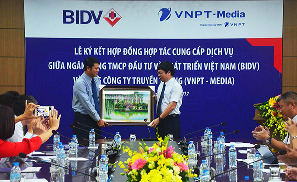 Leaders of VNPT-Media and BIDV exchanged souvenir