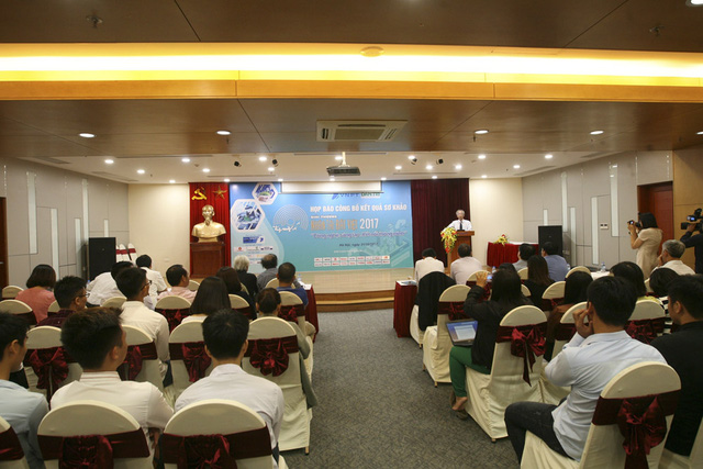 Overview of the press conference announcing 17 IT products reached the final round of the Vietnam Talent Award 2017.