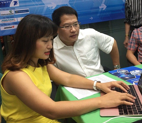 Ông Nguyễn Văn Tấn đang trả lời giao lưu trực tuyến
