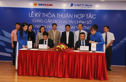 Mr. Duong Thanh Long - VNPT-Media's General Director (left) signed the strategic cooperation agreement with Mr. Nguyen Thanh Nhung, General Director of Vietbank