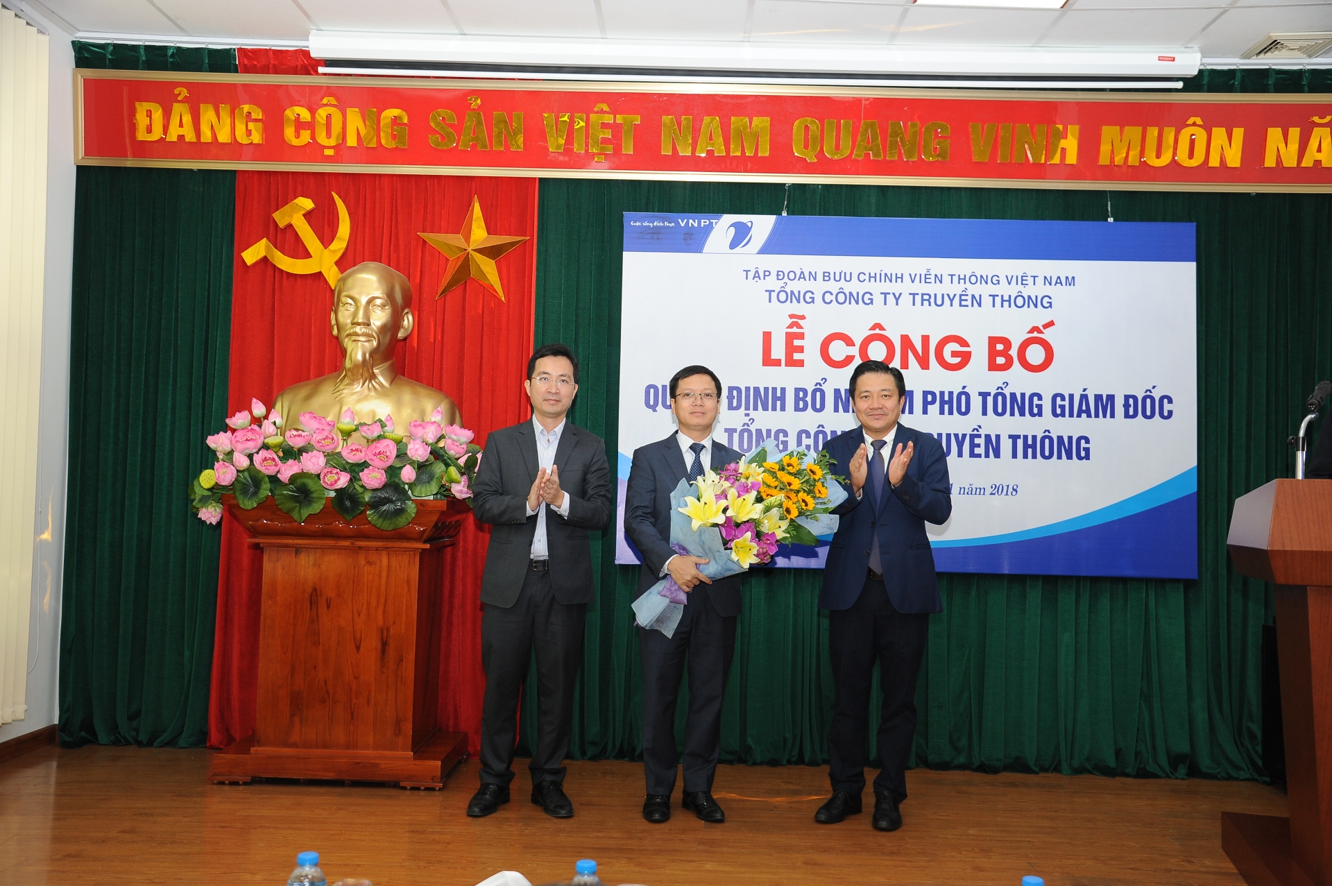 Phó Tổng Giám đốc VNPT, Chủ tịch Tổng công ty VNPT-Media Huỳnh Quang Liêm và Tổng Giám đốc VNPT-Media Dương Thành Long trao quyết định và hoa chúc mừng ông Nguyễn Sơn Hải