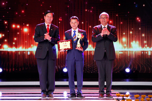 President of the Vietnam Union of Science and Technology Associations Dang Vu Minh and Vice chairman of Vingroup Le Khac Hiep presented the first sci-tech prize to the work related to the application of mechanised technology in coal mining to improve productivity at Ha Lam Coal JS Company by engineer Le Minh Chuan.