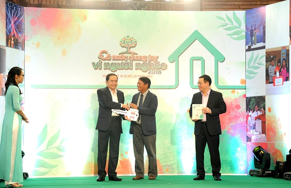 Phó Thủ tướng Vương Đình Huệ và Chủ tịch UB MTTQ Việt Nam Trần Thanh Mẫn tiếp nhận ủng hộ và trao Kỷ niệm chương cho Phó tổng Giám đốc Tập đoàn Lương Mạnh Hoàng.