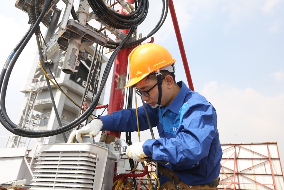 Nhân viên Kỹ thuật của VNPT kiểm tra thiết bị kỹ thuật trước dịp Tết Nguyên Đán
