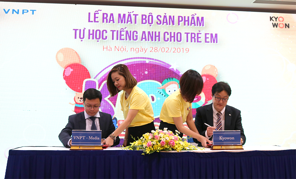 Ông Nguyễn Sơn Hải - Phó Tổng Giám đốc VNPT-Media và ông Park Soo Young - đại diện Tập đoàn Kyowon ký biên bản ghi nhớ