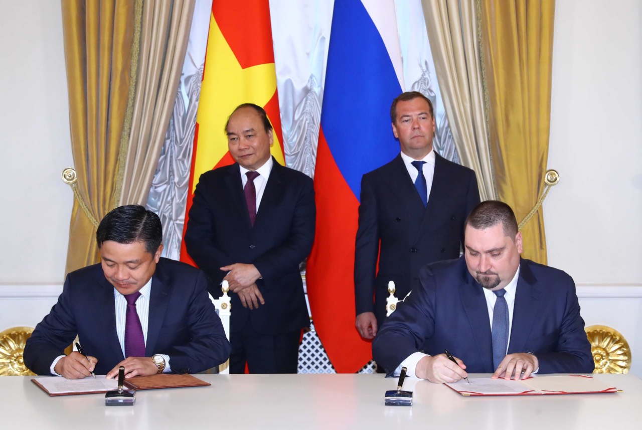 Phó Tổng Giám đốc Tập đoàn VNPT Huỳnh Quang Liêm và Tổng Giám đốc công ty ALTARIX Denis Nikolaev ký biên bản ghi nhớ trước sự chứng kiến ​​của Ngài Nguyễn Xuân Phúc, Thủ tướng nước Cộng hòa Xã hội Chủ nghĩa Việt Nam và người đồng cấp Ngài Dmitry Medvedev, Thủ tướng Liên bang Nga.