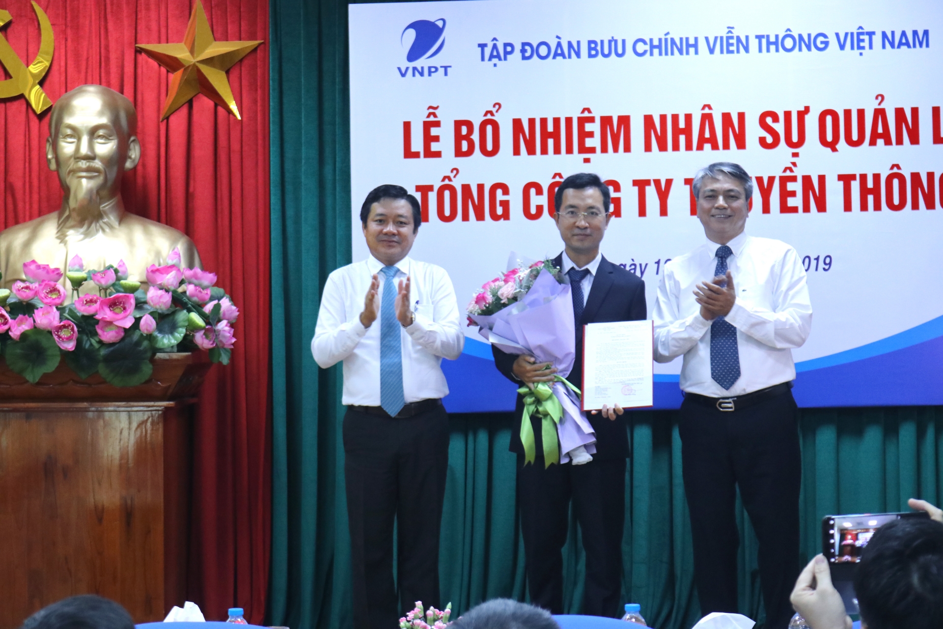 Mr. Tran Manh Hung, Chairman of the Board of Members and Mr. Huynh Quang Liem, Deputy General Director of VNPT Group, Chairman of VNPT-Media Group handed Mr. Duong Thanh Long flowers and the appointment decision.  