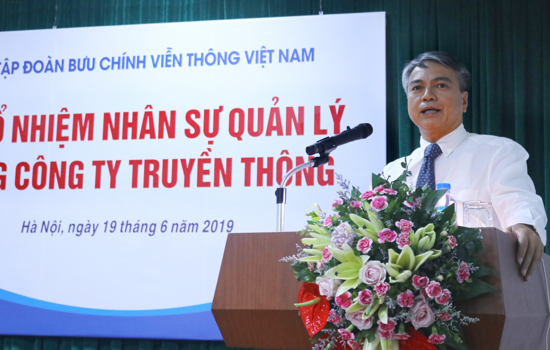 Mr. Tran Manh Hung, Chairman of VNPT's Board of Directors delivered the tasks to Mr. Duong Thanh Long, the new General Director of VNPT-Media