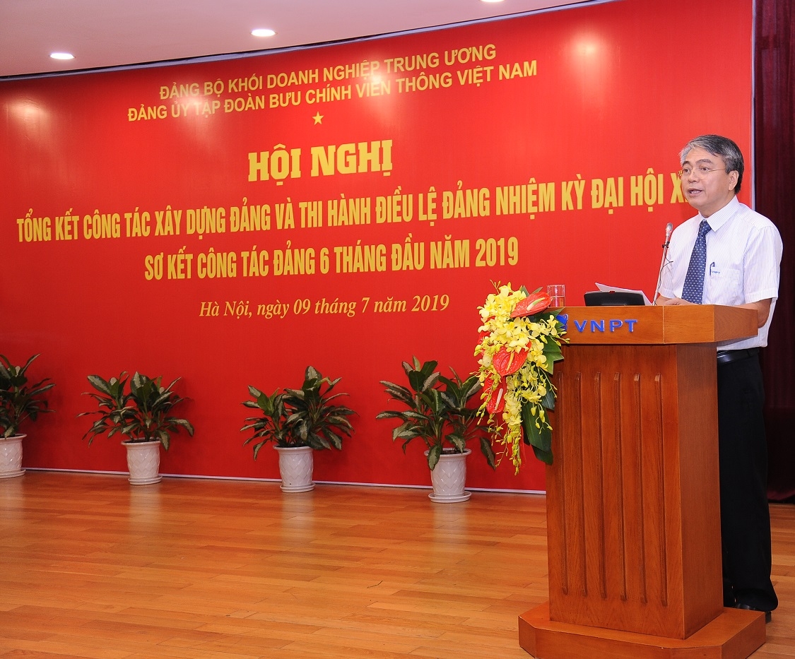 Bí thư Đảng ủy Tập đoàn Trần Mạnh Hùng phát biểu khai mạc Hội nghị.