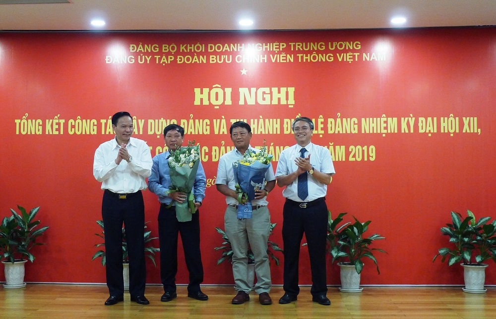 Đảng ủy Tập đoàn tặng hoa cho đồng chí Lương Mạnh Hoàng, nguyên Ủy viên BCH Đảng bộ, nguyên Phó Tổng Giám đốc Tập đoàn và đồng chí Nguyễn Như Khả nguyên Ủy viên ban chấp hành Đảng bộ, nguyên Chánh Văn phòng Đảng ủy Tập đoàn để cảm ơn những đóng góp của hai đồng chí đối với công tác điều hành, chỉ đạo trước khi nghỉ hưu theo chế độ.