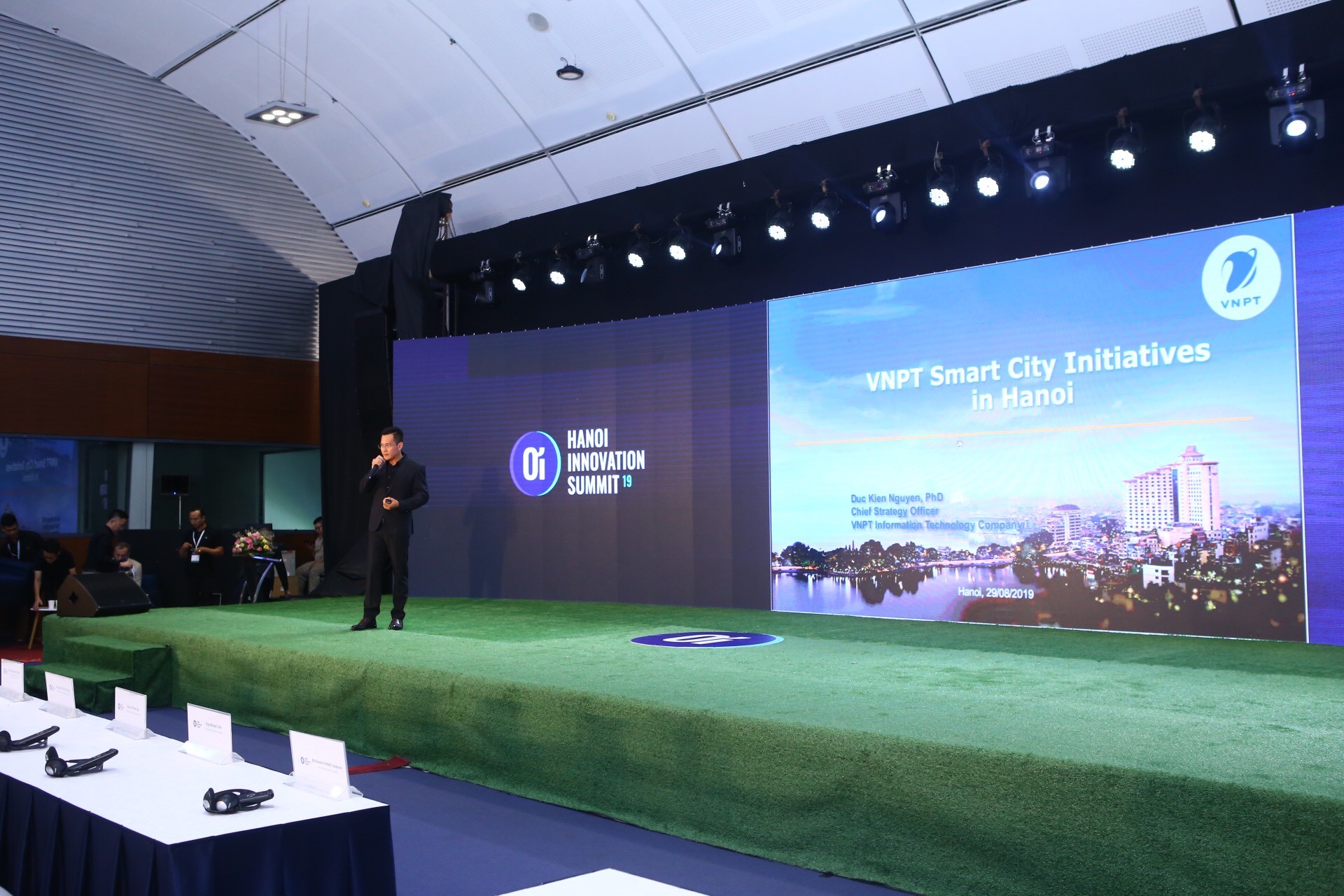 Đại diện VNPT giới thiệu giải pháp SmartCity tại Diễn đàn khởi nghiệp Sáng tạo Hà Nội 2019