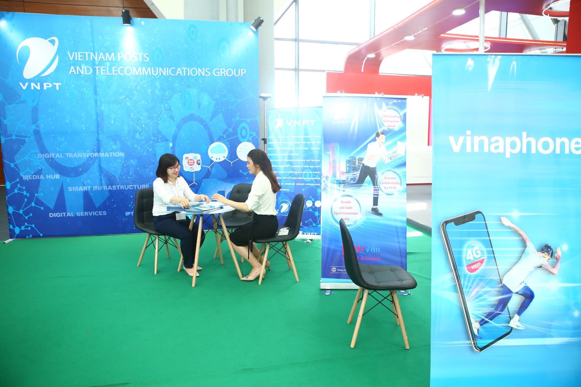 Khách hàng tham quan gian hàng của VNPT tại Diễn đàn Khởi nghiệp Sáng tạo Hà Nội 2019
