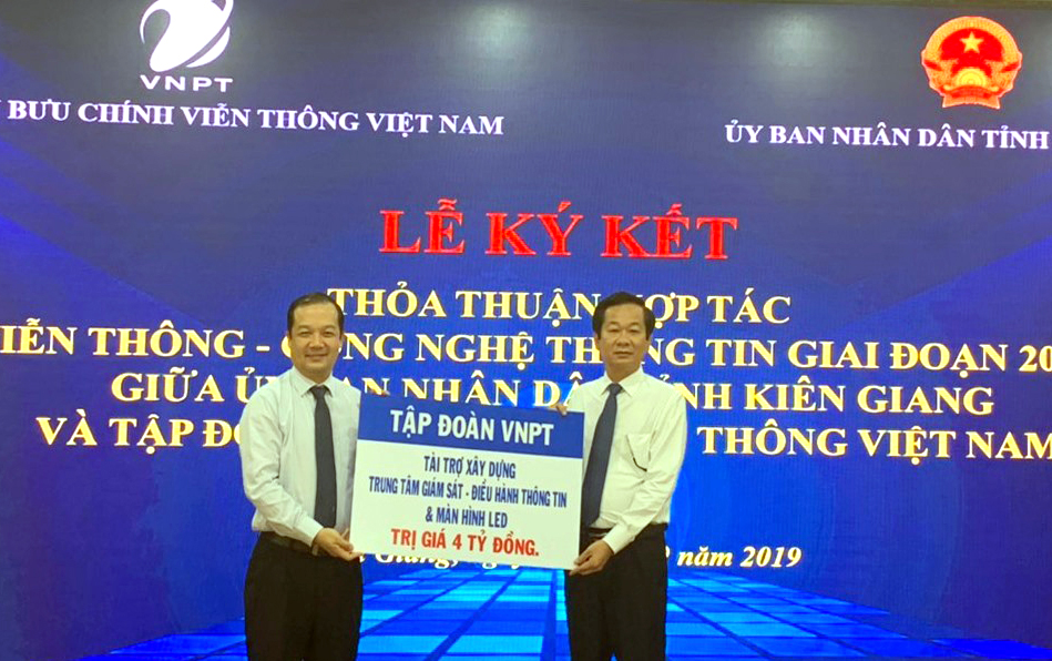 Dịp này, Tập đoàn VNPT tài trợ xây dựng tòa nhà Trung tâm Giám sát - Điều hành thông tin và 01 màn hình Led cho UBND tỉnh Kiên Giang trị giá 4 tỷ đồng