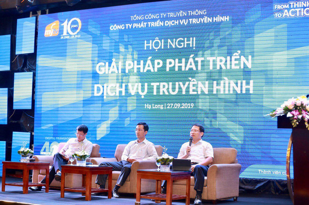 Phó Tổng Giám đốc VNPT-VinaPhone Nguyễn Trường Giang, Tổng Giám đốc VNPT-Media Dương Thành Long và Phó Tổng Giám đốc VNPT-Media, Giám đốc MyTV Nguyễn Văn Tấn trao đổi với CBNV tại Hội nghị Giải pháp phát triển dịch vụ Truyền hình